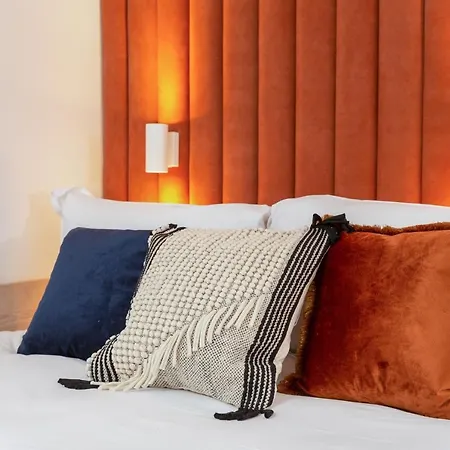 The Snug Townhouse Отель
