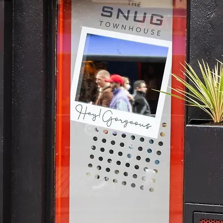 Отель The Snug Townhouse