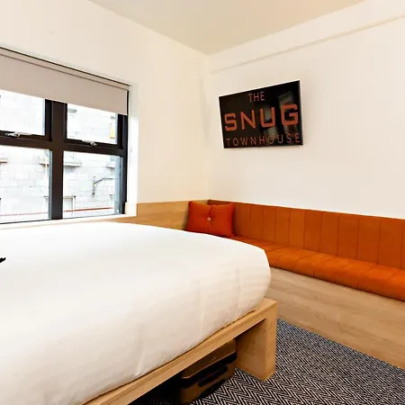 The Snug Townhouse Отель
