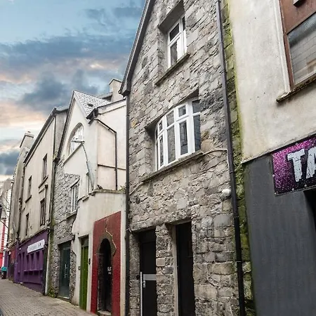 Отель The Snug Townhouse 3*